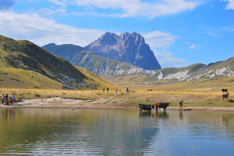 Vista panoramica del lago di Scaffaiolo, circondato da monti e vegetazione durante un'escursione sull'Appennino.