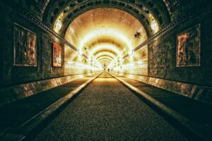 Labirinto sotterraneo misterioso con tunnel e pareti antiche, esplorato raramente dai visitatori.