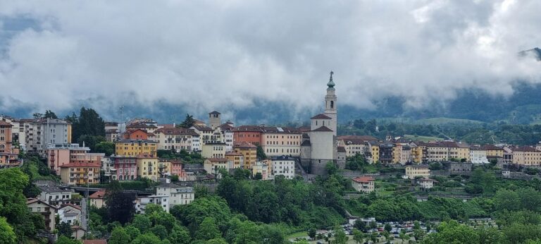 Vista panoramica del borgo di Asolo, con i suoi storici edifici e il suggestivo paesaggio circostante.