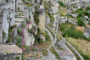 Vista panoramica del paese fantasma di Craco, con edifici abbandonati e atmosfera spettrale.